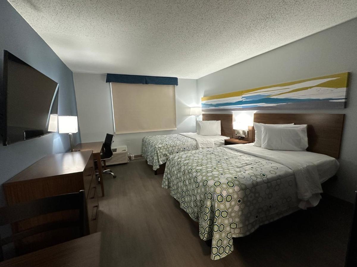 Ramada By Wyndham Cortland Hotel & Conference Center Exterior foto