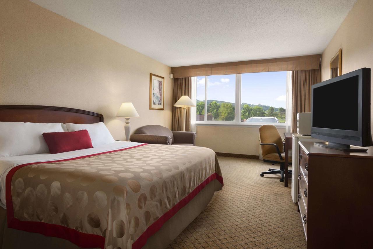 Ramada By Wyndham Cortland Hotel & Conference Center Exterior foto